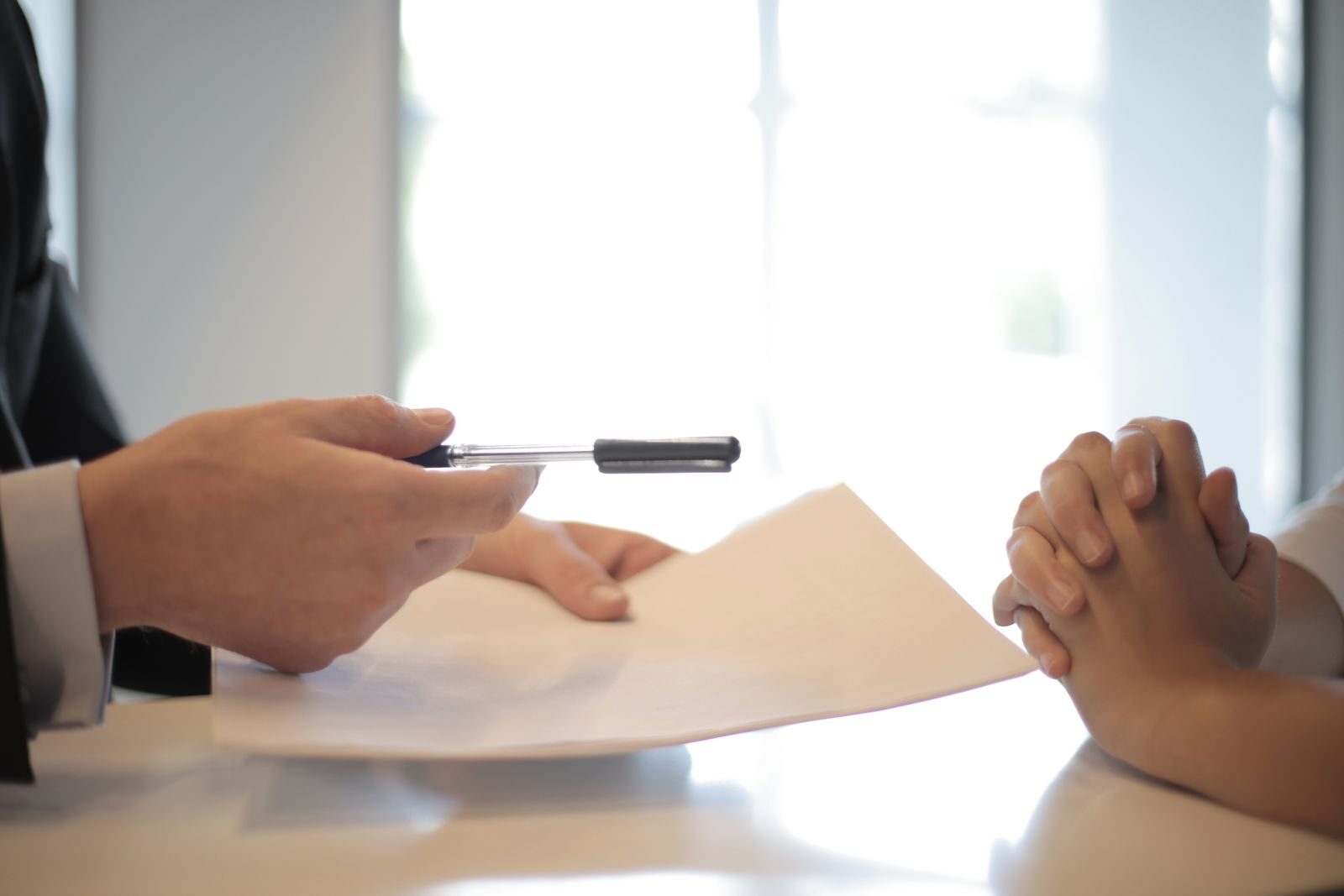 Firma de contrato entre empresa proveedora y organismo, adjudicación de compra pública