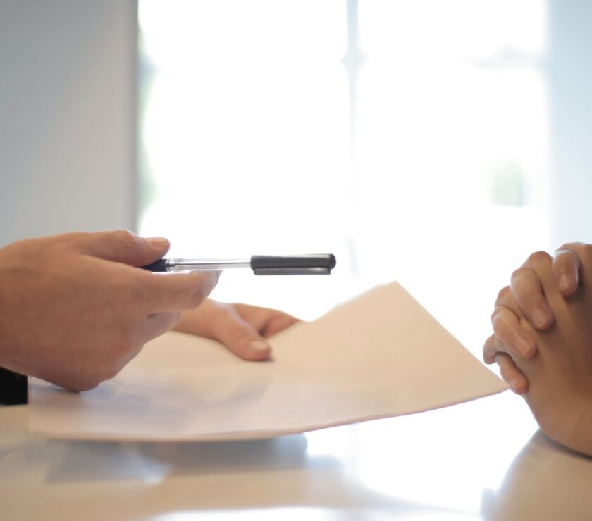 Firma de contrato entre empresa proveedora y organismo, adjudicación de compra pública