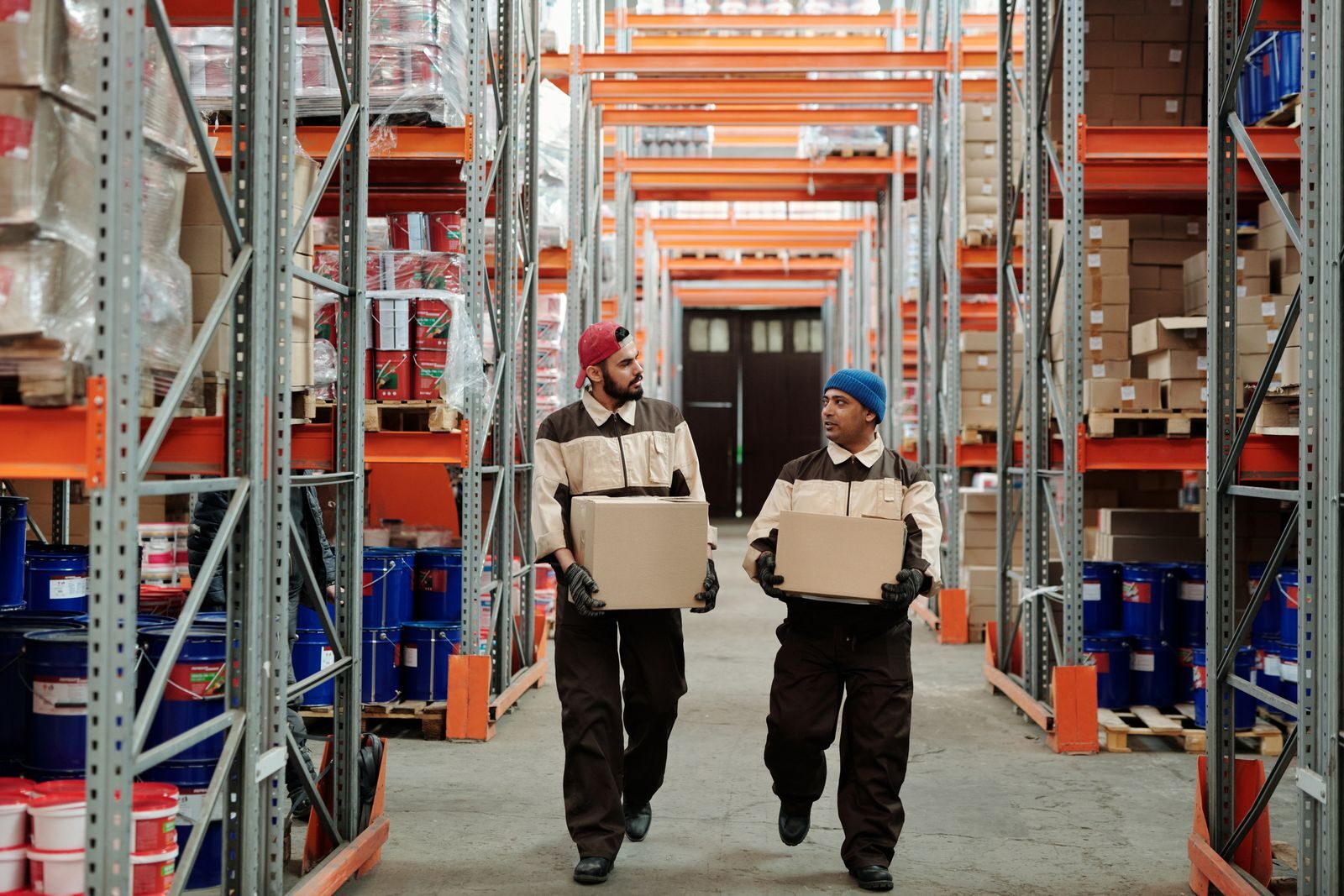Trabajadores de bodega gestionando cajas para el despacho de una orden de compra