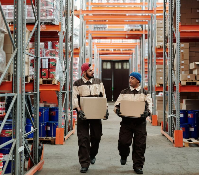 Trabajadores de bodega gestionando cajas para el despacho de una orden de compra