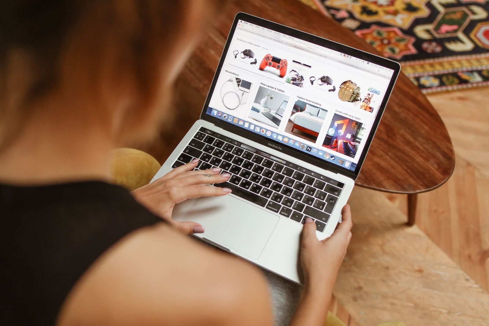 Persona comprando en catálogo electrónico desde un computador portátil, como la tienda de Convenio Marco