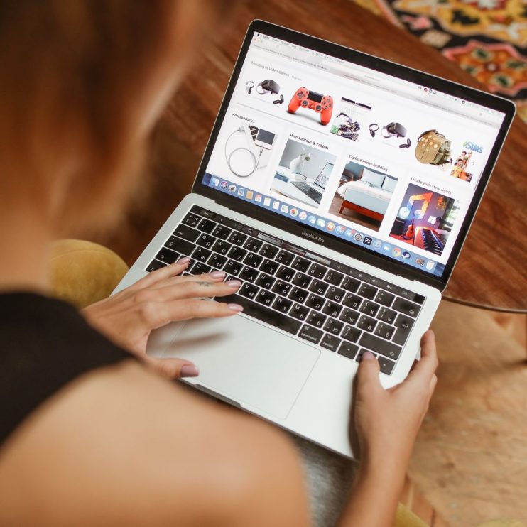 Persona Comprando En Catálogo Electrónico Desde Un Computador Portátil, Como La Tienda De Convenio Marco
