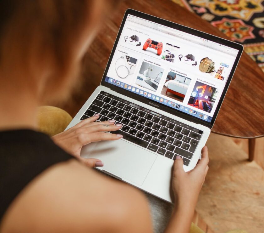 Persona comprando en catálogo electrónico desde un computador portátil, como la tienda de Convenio Marco