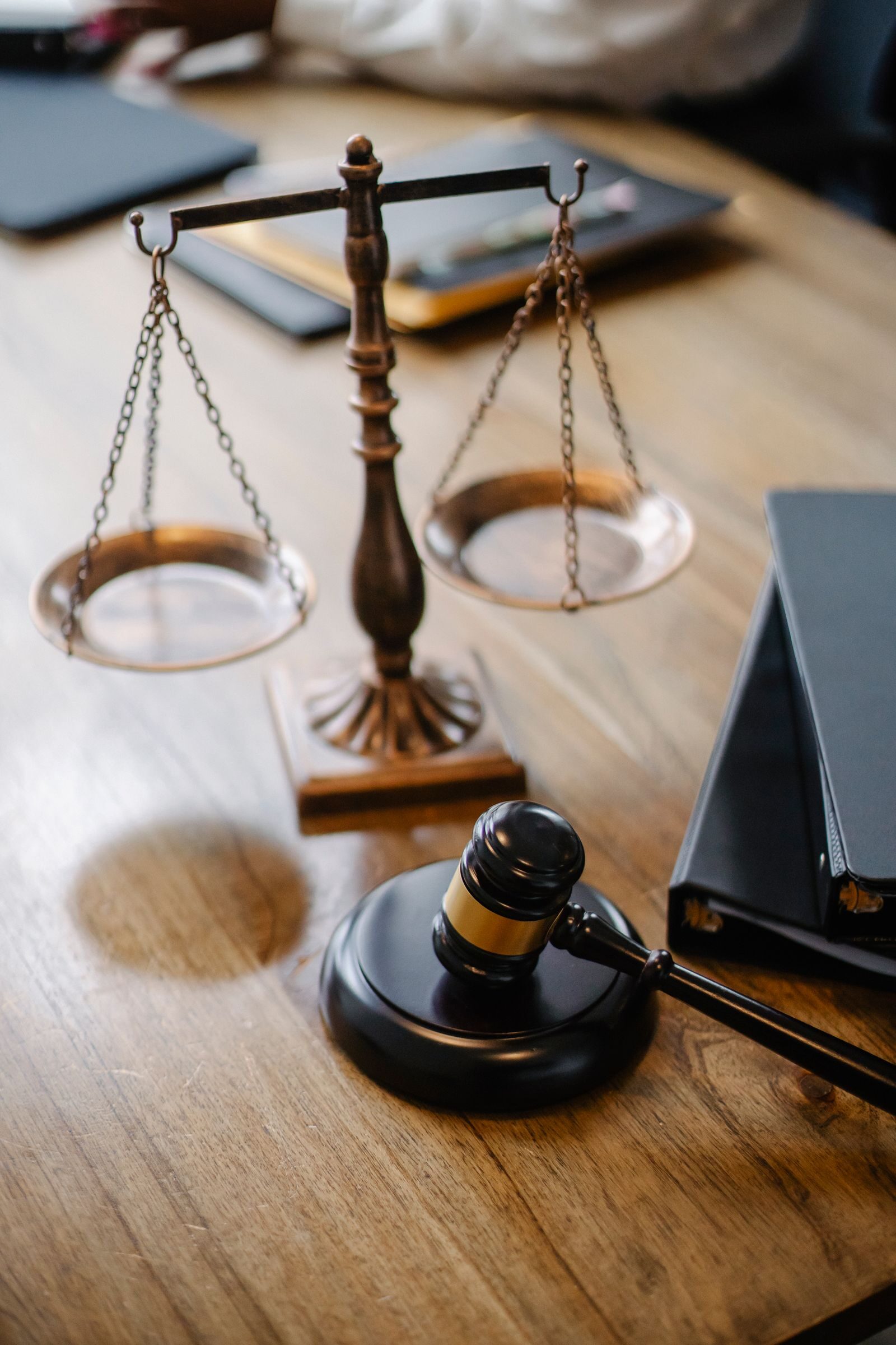 Balanza de la justicia y mazo sobre escritorio, normativa de compras públicas