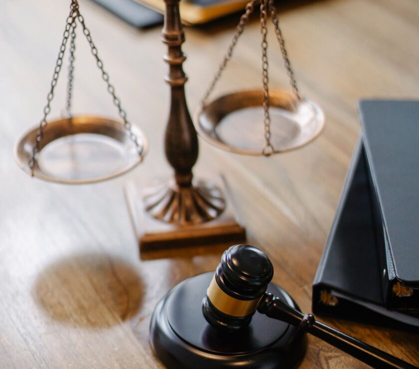 Balanza de la justicia y mazo sobre escritorio, normativa de compras públicas