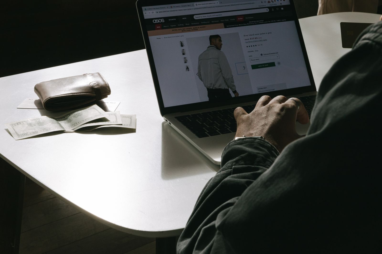 Proveedor gestionando ventas por catálogo electrónico en su computador
