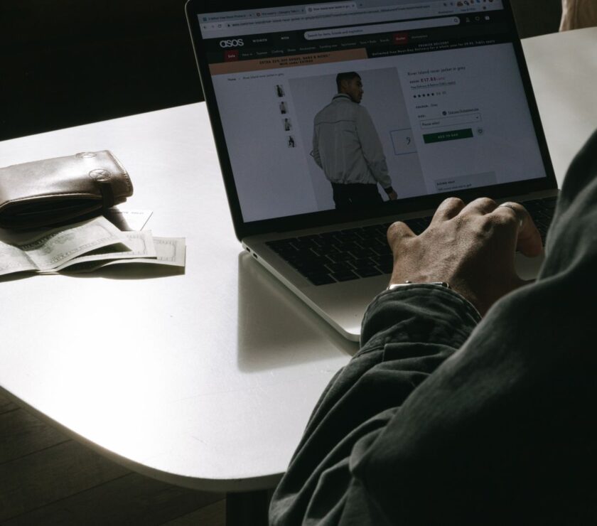 Proveedor gestionando ventas por catálogo electrónico en su computador