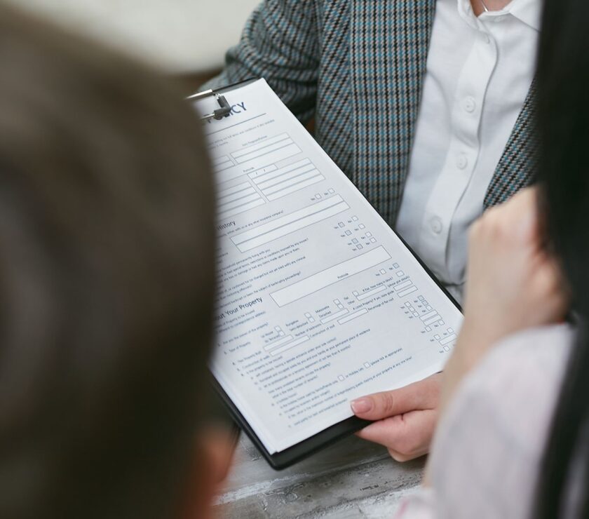 Profesionales comparando documentos de distintas modalidades de compra pública